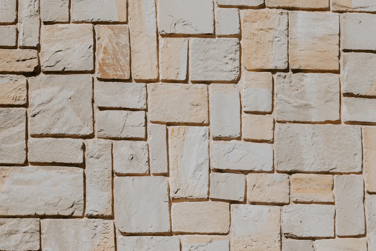 Mur en pierre beige aux joints apparents, un support poreux
